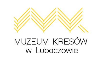 logo muzeum, żółte kreski ułożone ukośnie, na przemiennie w różnych kierunkach, tworząc wzór jodełki. Pod spodem napis