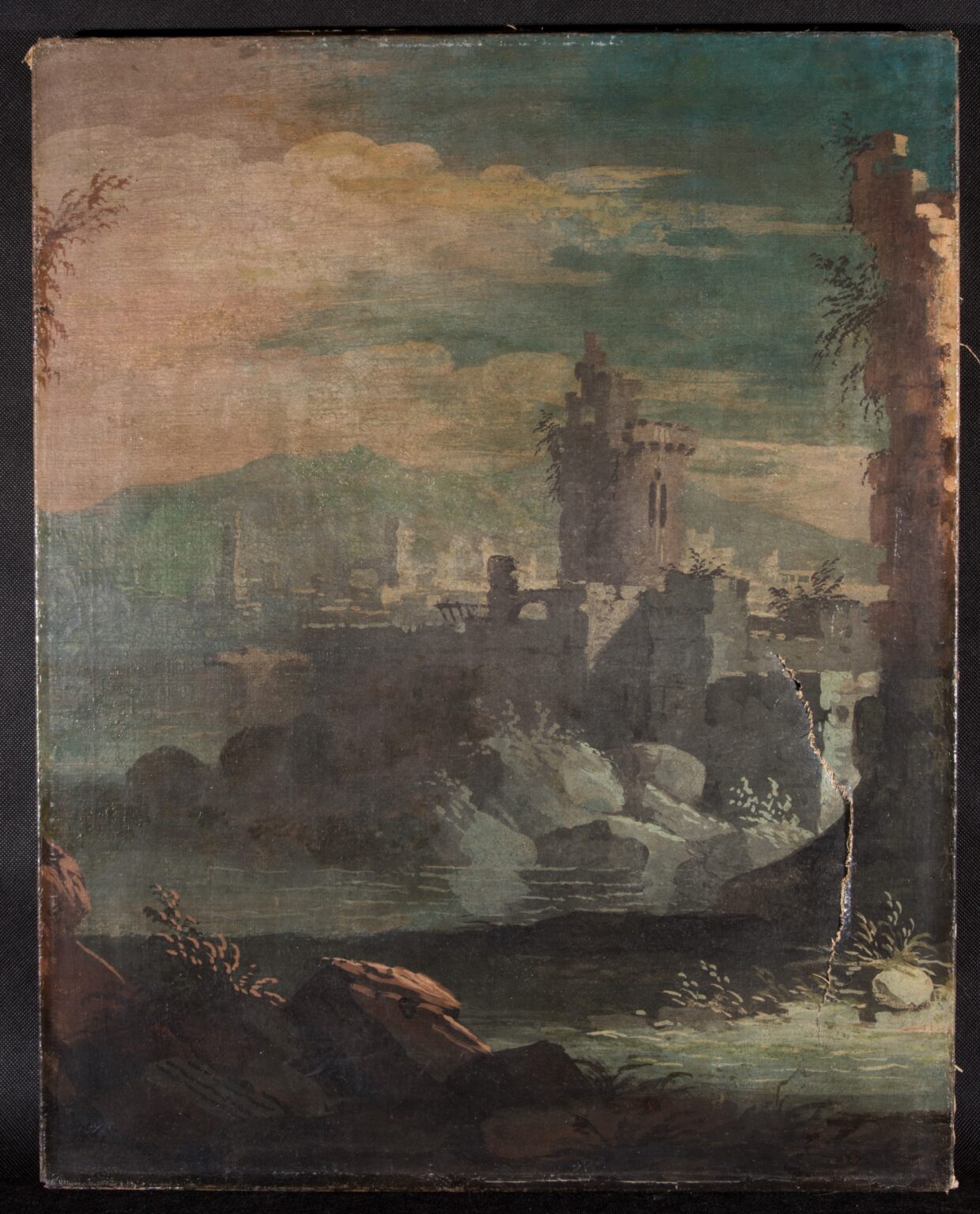 Pejzaż z ruinami zamczyska. Przed konserwacją.