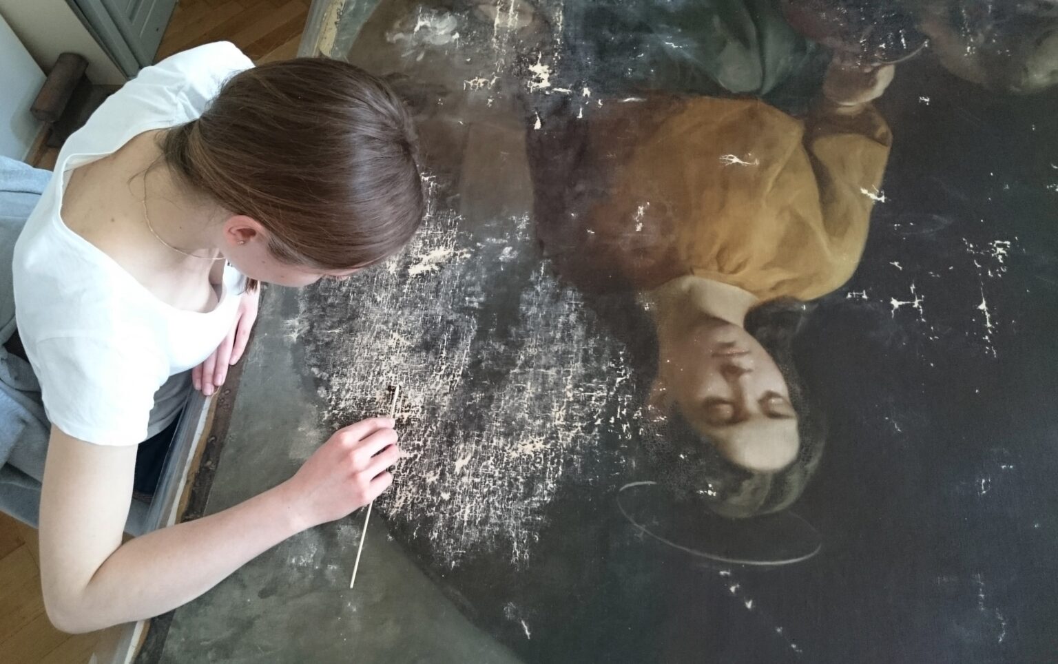 Uzupełnianie ubytków warstwy malarskiej i gruntu kitem. Rozległe partie wykruszeń oryginalnej warstwy malarskiej w partii tła.