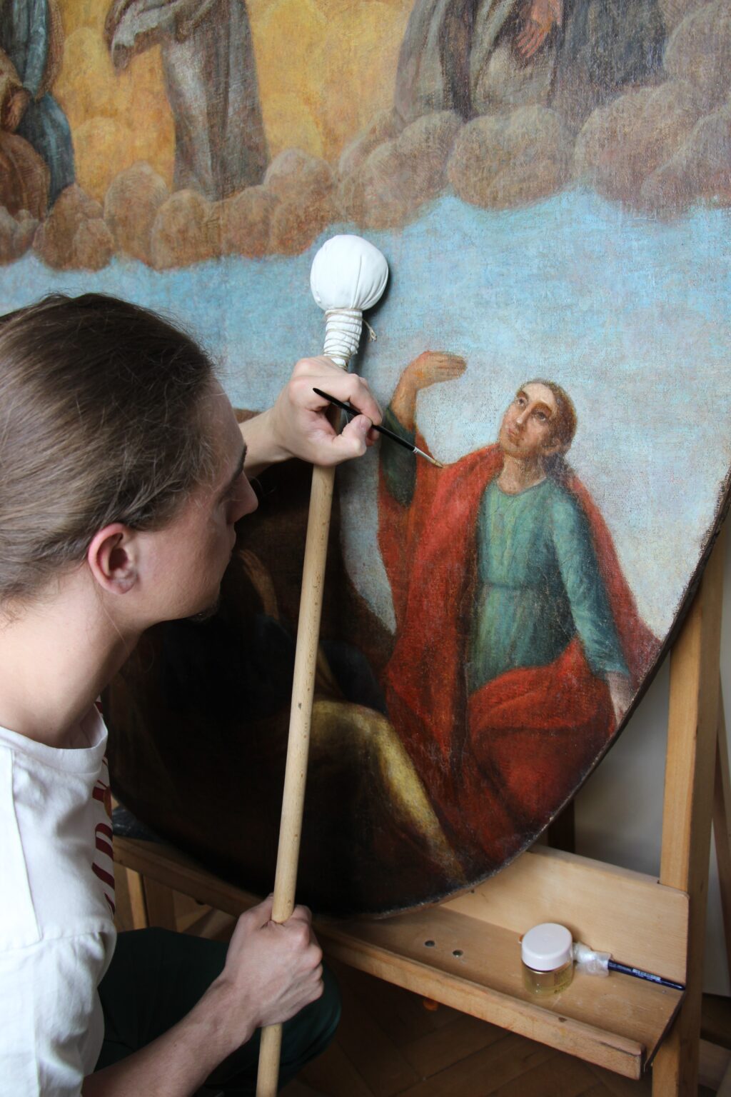 Student wykonujący retusz obrazu.