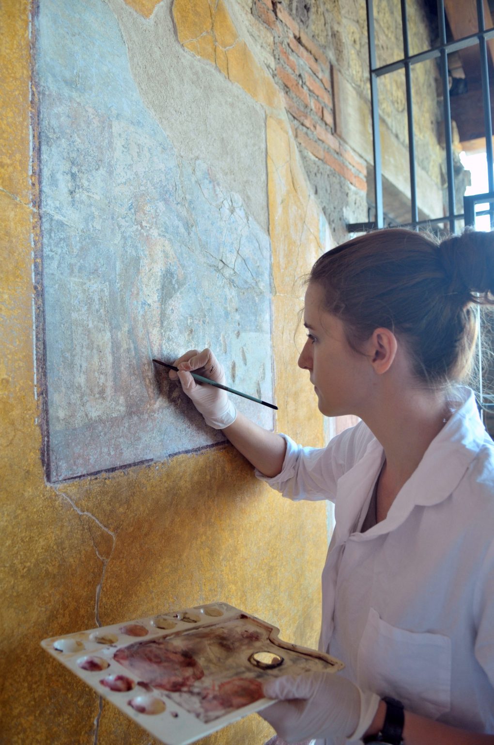 Retusz ubytków w emblemacie przedstawiającej scenę mitologiczną.