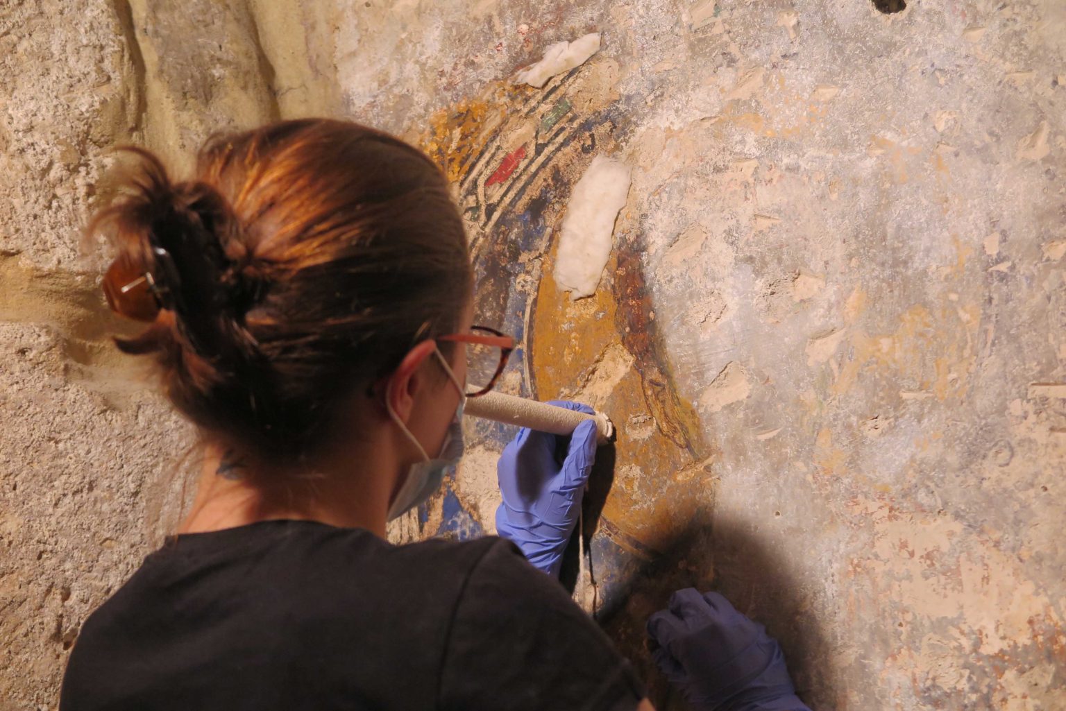 Oczyszczanie malowideł w kościele w Kousba.