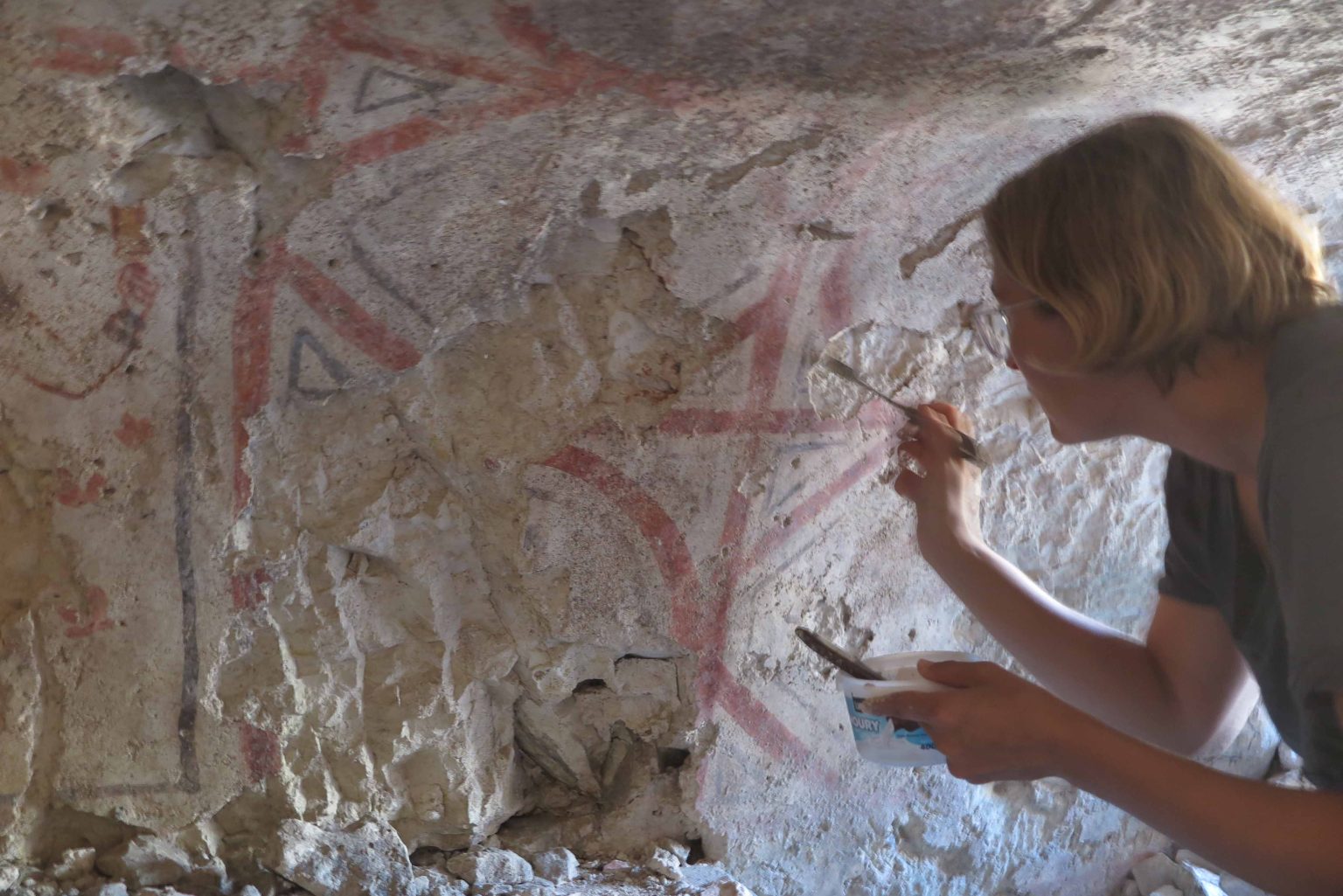 Zabezpieczanie rzymskich dekoracji w grobowcu pod Tyrem.