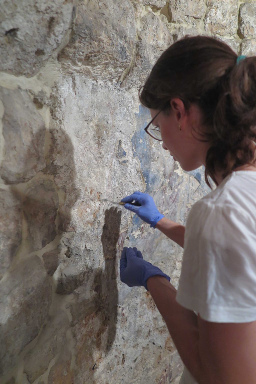 Zabezpieczanie krawędzi malowideł.