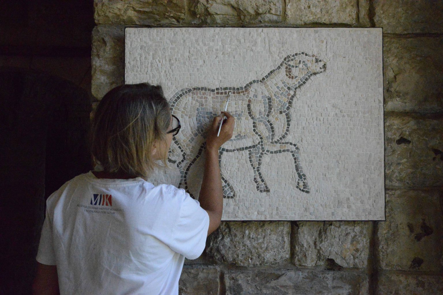 Prace konserwatorskie przy jednej z mozaik.