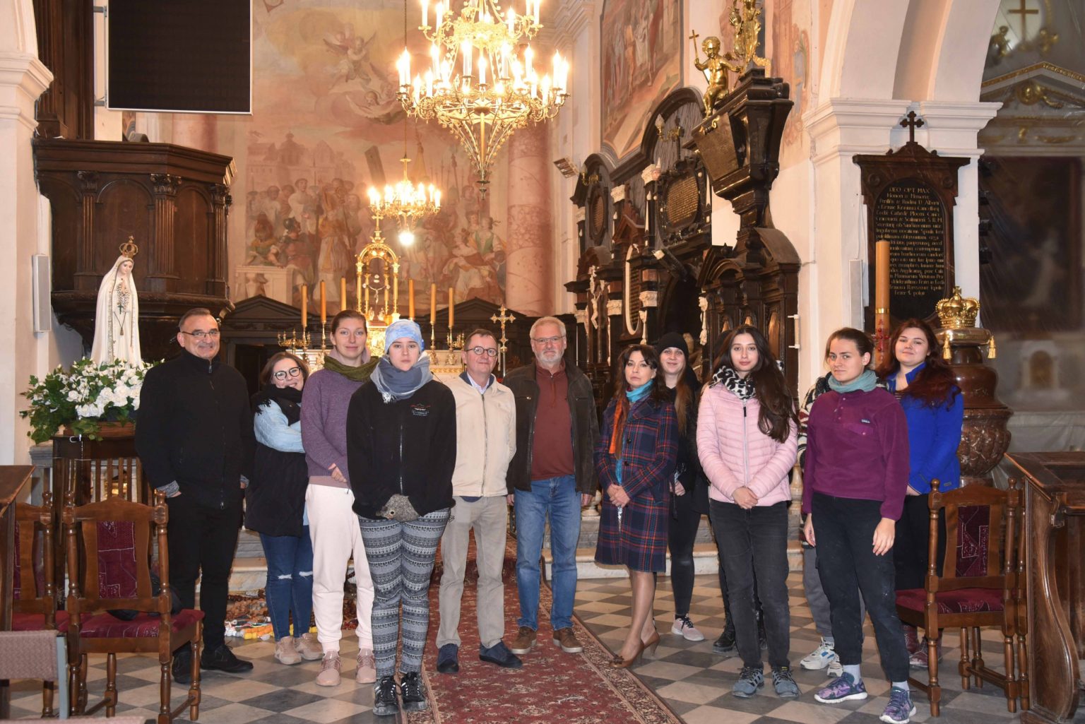 Zdjęcie grupy ludzi w kościelnym wnętrzu