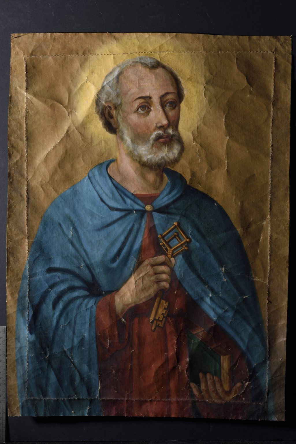 wizerunek św. Piotra. Mężczyzna ubrany w niebieski płaszcz i czerwoną szatę, w prawej ręce trzyma klucze - stan przed konserwacją