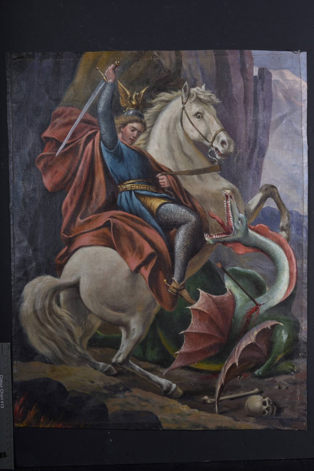 mężczyzna na koniu mieczem zamachuje się na smoka.