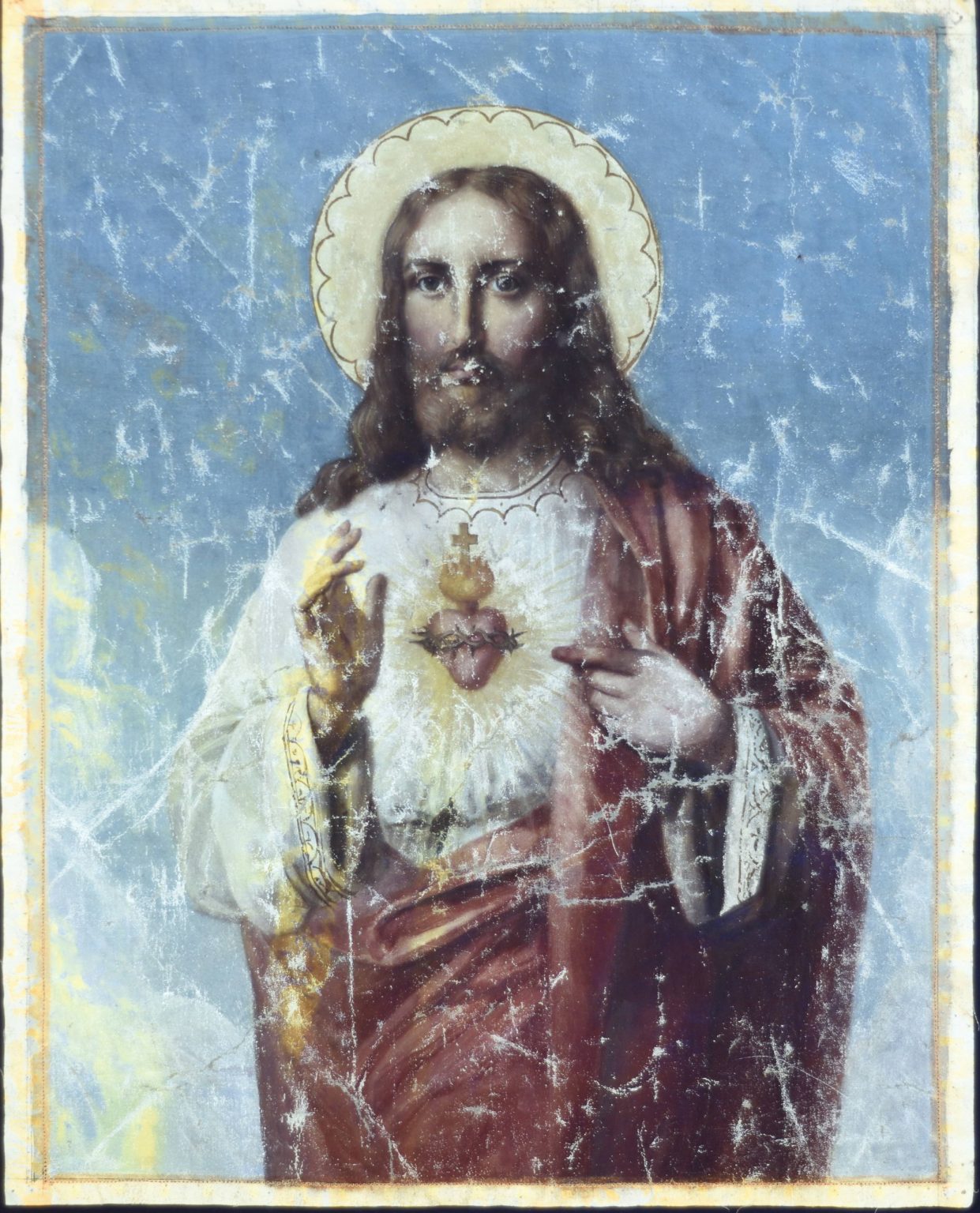 uniesioną w geście błogosławieństwa. Postać z brodą i długimi włosami ubrana w biało czerwone szaty - zdjęcie UV