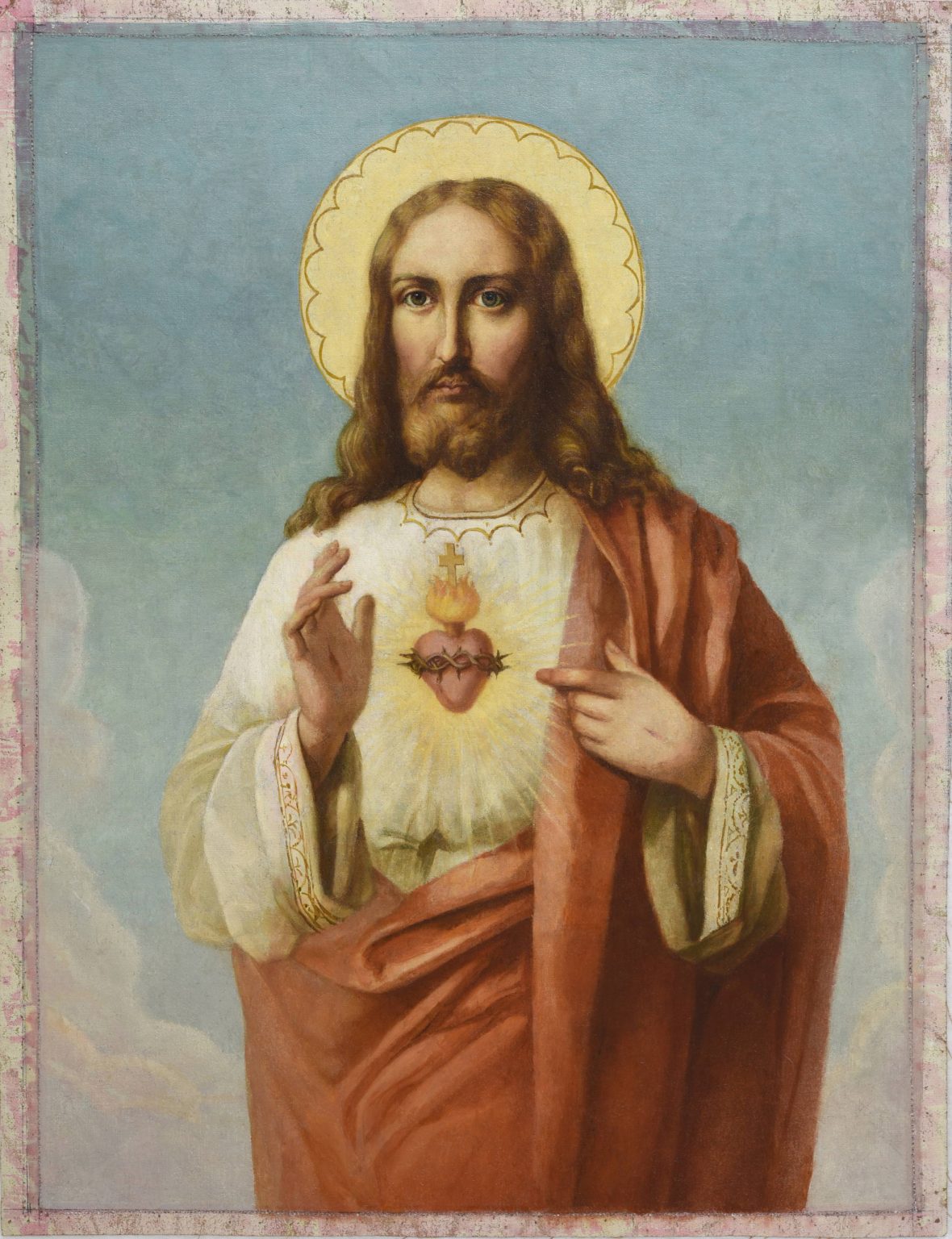obraz przedstawiający Jezusa z ręką uniesioną w geście błogosławieństwa. Postać z brodą i długimi włosami ubrana w biało czerwone szaty - stan po konserwacji