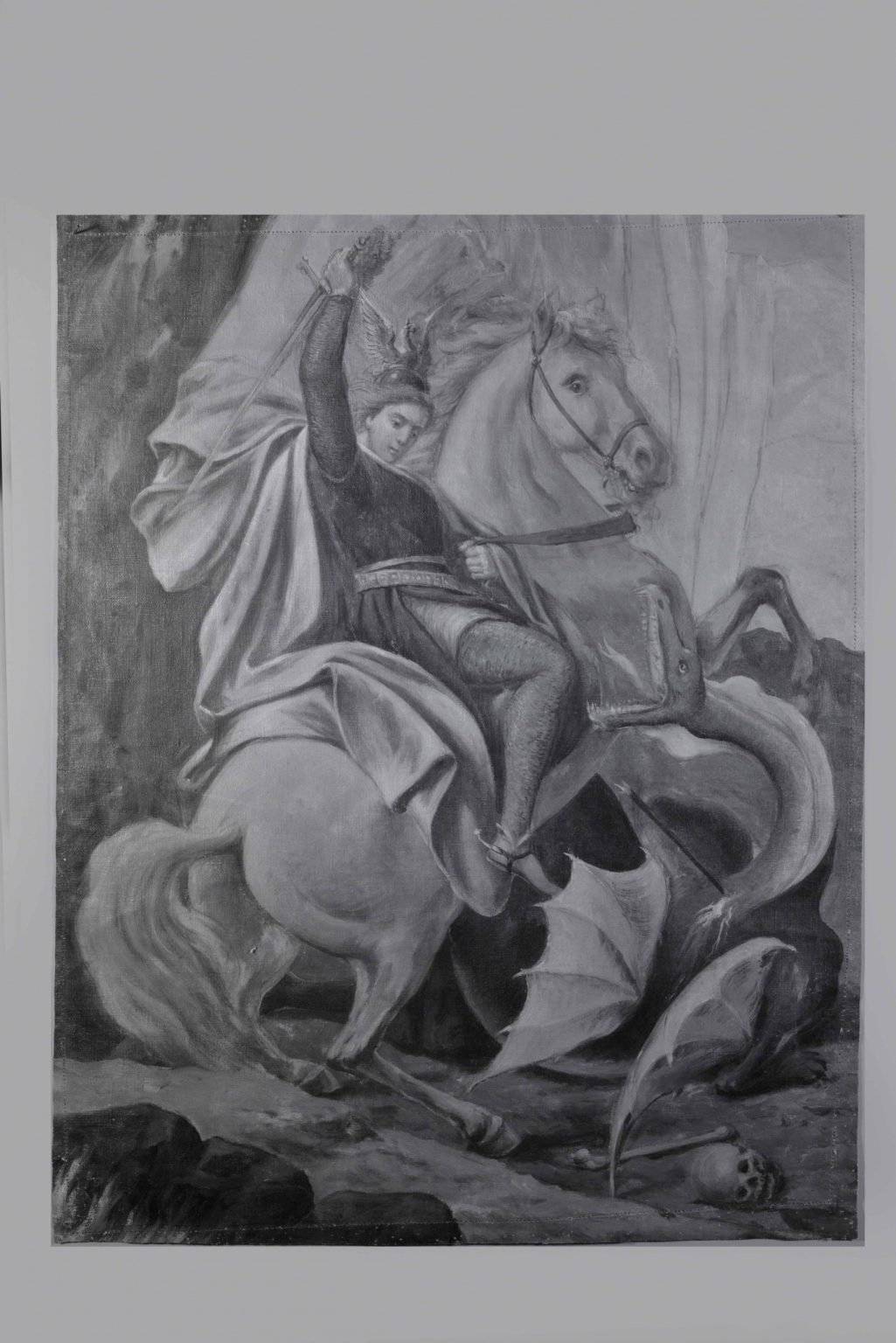 mężczyzna na koniu mieczem zamachuje się na smoka.