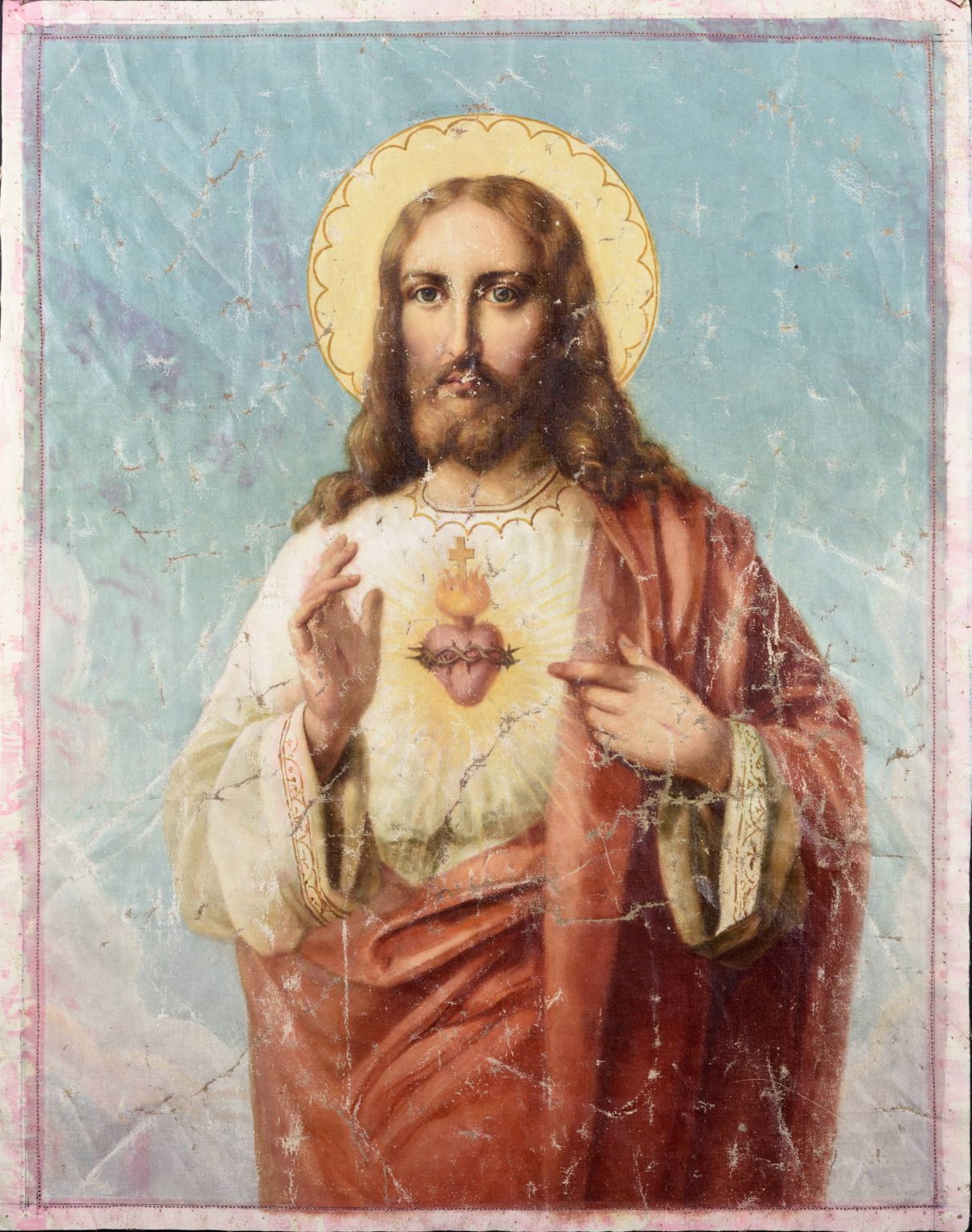 obraz przedstawiający Jezusa z ręką uniesioną w geście błogosławieństwa. Postać z brodą i długimi włosami ubrana w biało czerwone szaty