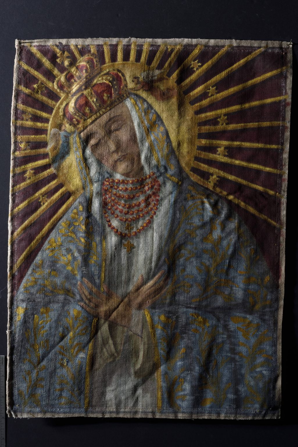 Obraz Matki Boskiej przed konserwacją w świetle bocznym