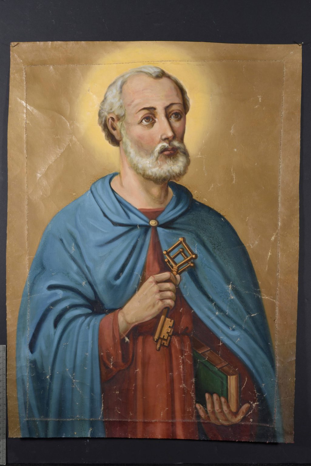 wizerunek św. Piotra. Mężczyzna ubrany w niebieski płaszcz i czerwoną szatę, w prawej ręce trzyma klucze - stan przed konserwacją