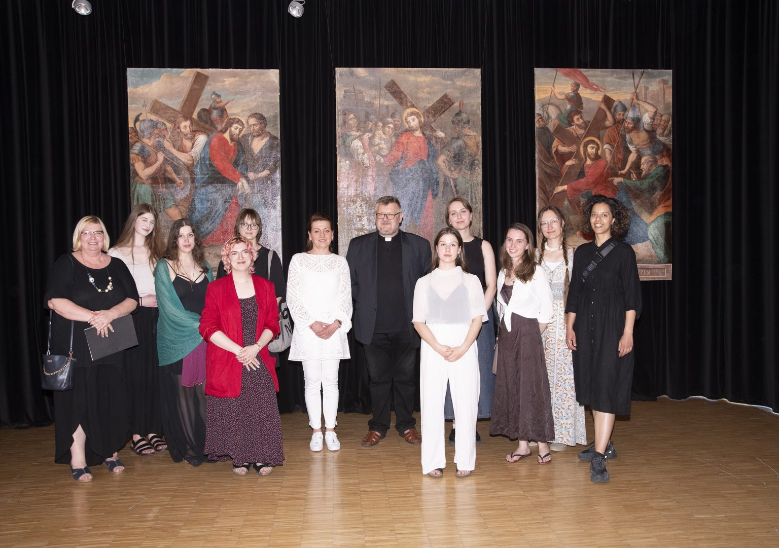 Uczestnicy projektu pozują do zdjęcia grupowego przed