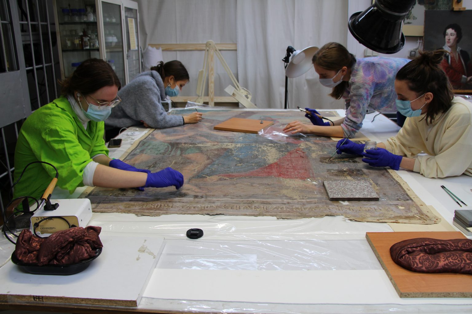 Studentki w trakce prac restauratorskich