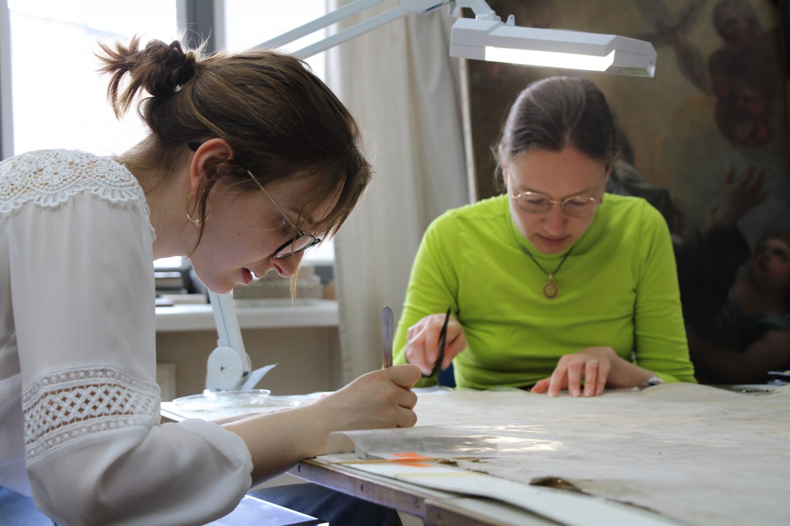 Dwie studentki wykonują prace konserwatorskie