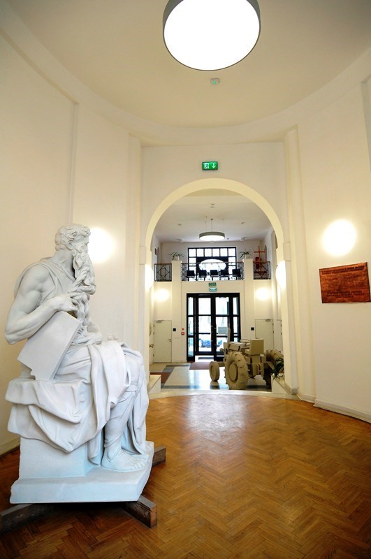 Hall główny z posągiem po lewej stronie