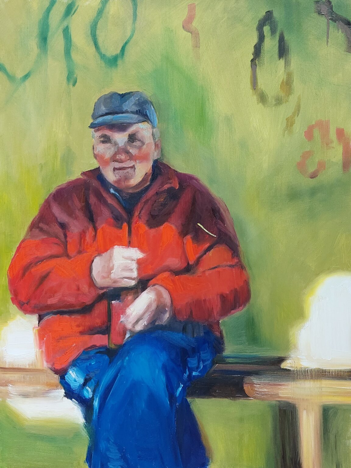obraz przedstawiający starszego mężczyznę w czerwonej kurtce, niebieskim spodniach i czapce z daszkiem na zielonym tle ściany