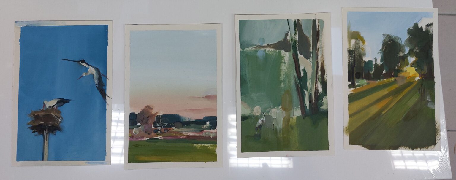 cztery prace wiszące na ścianie przedstawiające pejzaż wiejski, z bocianami i drzewami