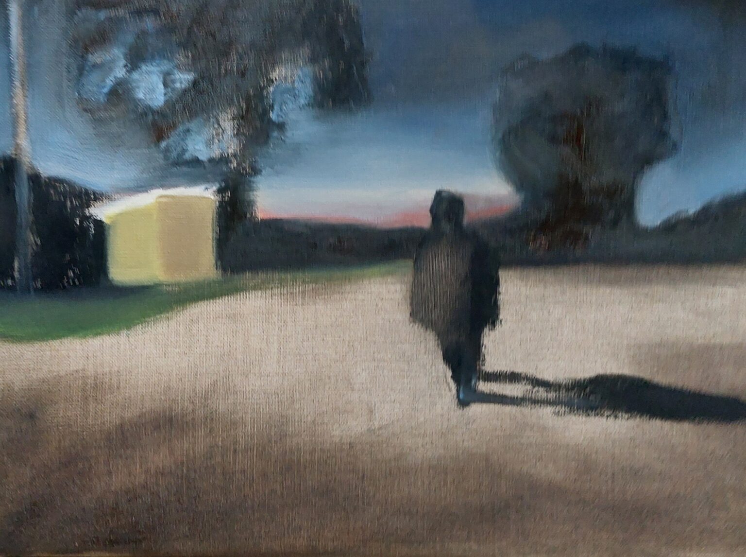 obraz przedstawiający niewyraźną sylwetkę mężczyzny idącego drogą oświetlanego mocnym światłem. Po lewej stronie stoi żółta budka.