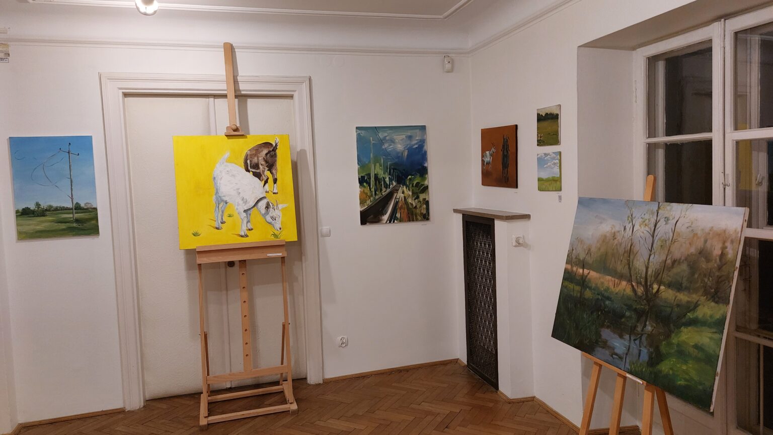 wystawa prac malarskich. Na ścianach i sztalugach prezentowane są prace studentów, głównie pejzaże