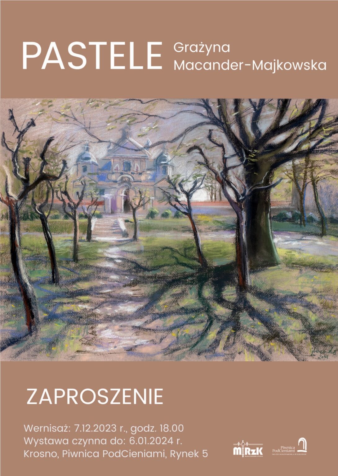 plakat wystawy, u góry i dołu jasno brązowe paski z białymi literami. Na środkowym polu obraz przedstawiający alejkę prowadzącą do kościoła. Po bokach ścieżki rosną drzewa