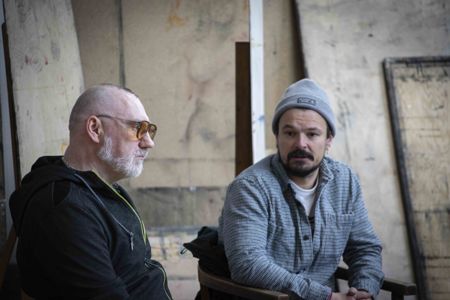 Obraz zawierający Ludzka twarz, osoba, ubrania, interakcja