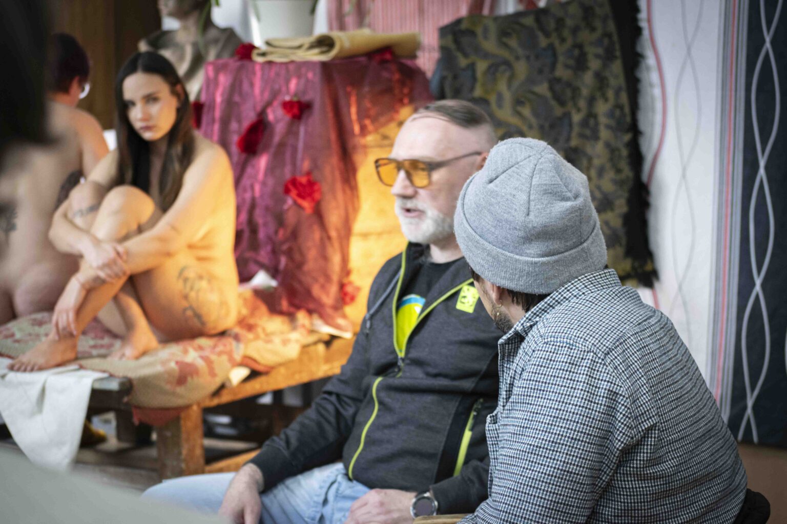 Obraz zawierający Ludzka twarz, osoba, ubrania, interakcja