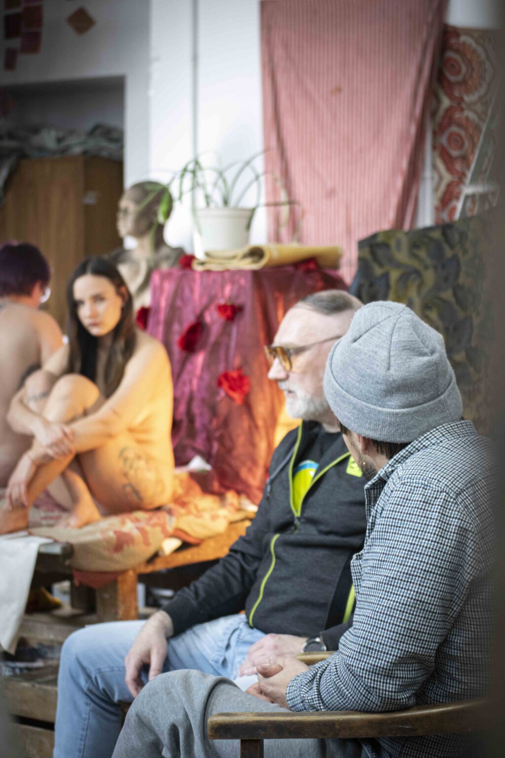 Obraz zawierający Ludzka twarz, osoba, ubrania, interakcja