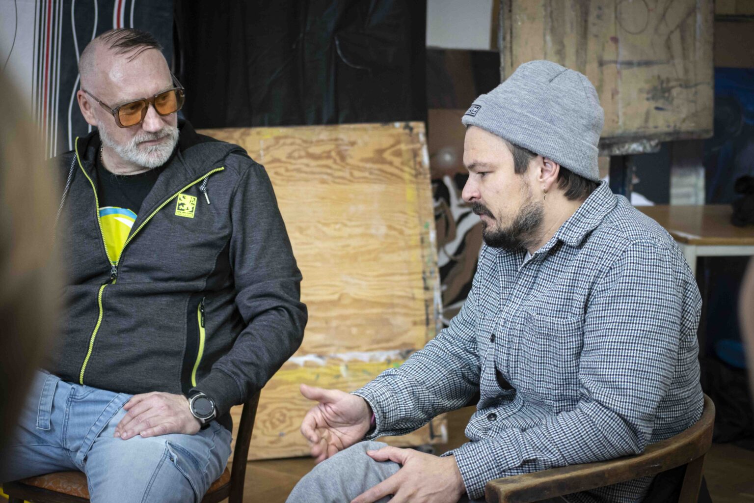 Obraz zawierający Ludzka twarz, osoba, ubrania, interakcja