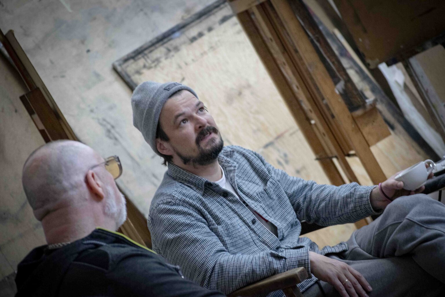 Obraz zawierający Ludzka twarz, osoba, ubrania, interakcja