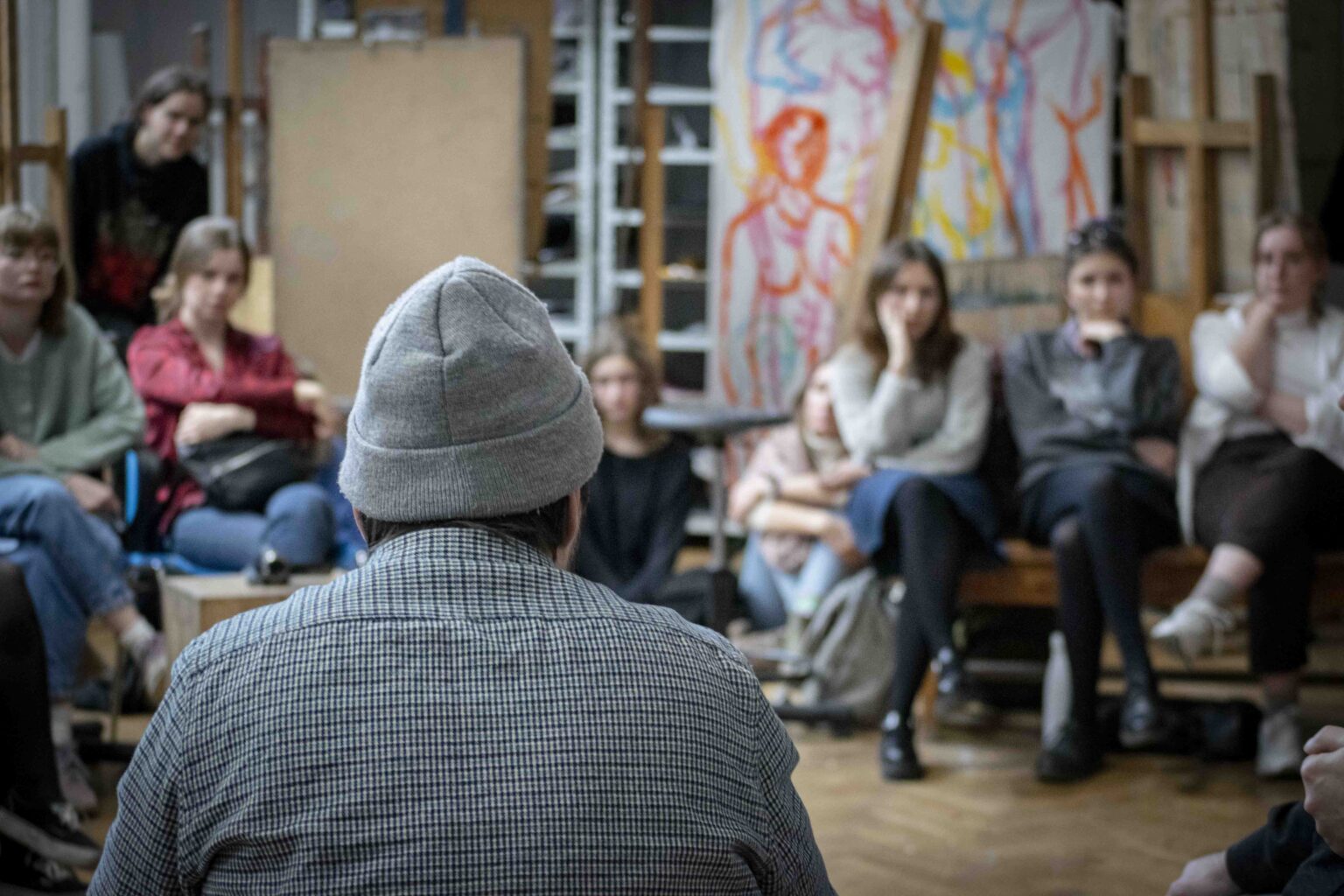 Obraz zawierający Ludzka twarz, osoba, ubrania, interakcja