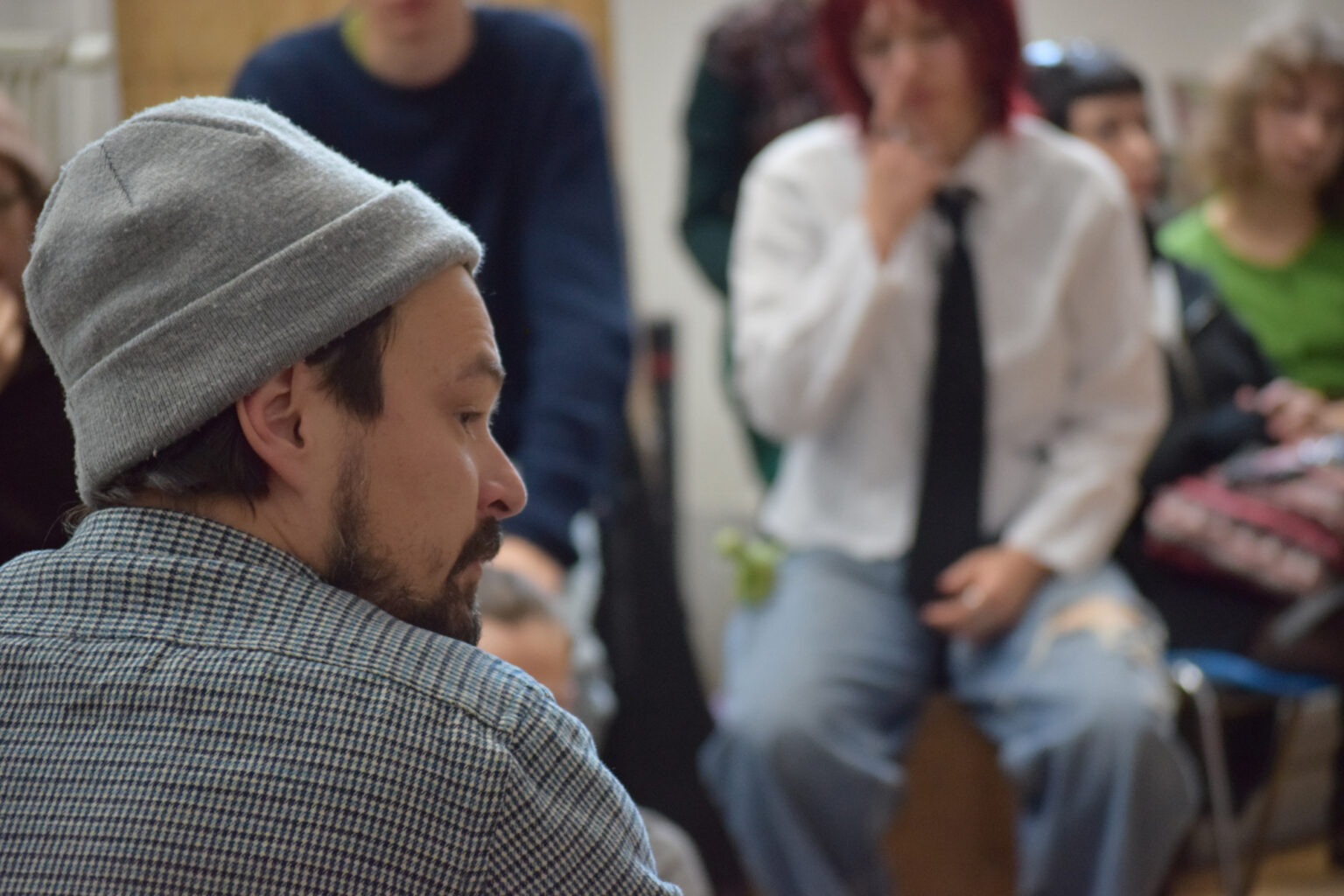 Obraz zawierający Ludzka twarz, osoba, ubrania, interakcja