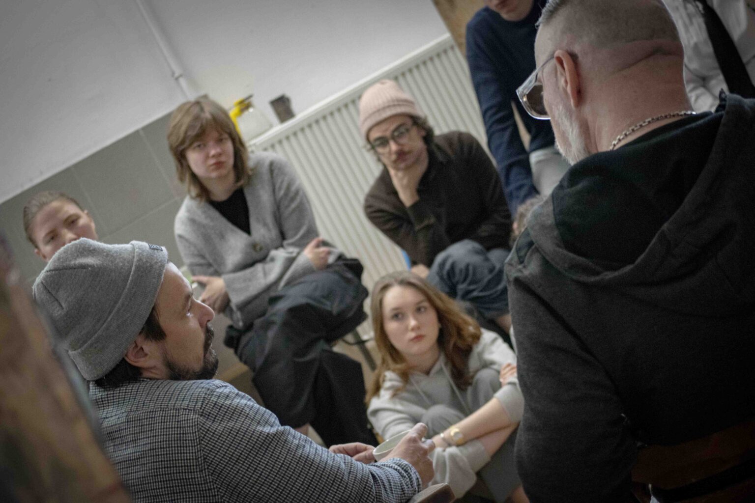 Obraz zawierający Ludzka twarz, osoba, ubrania, interakcja