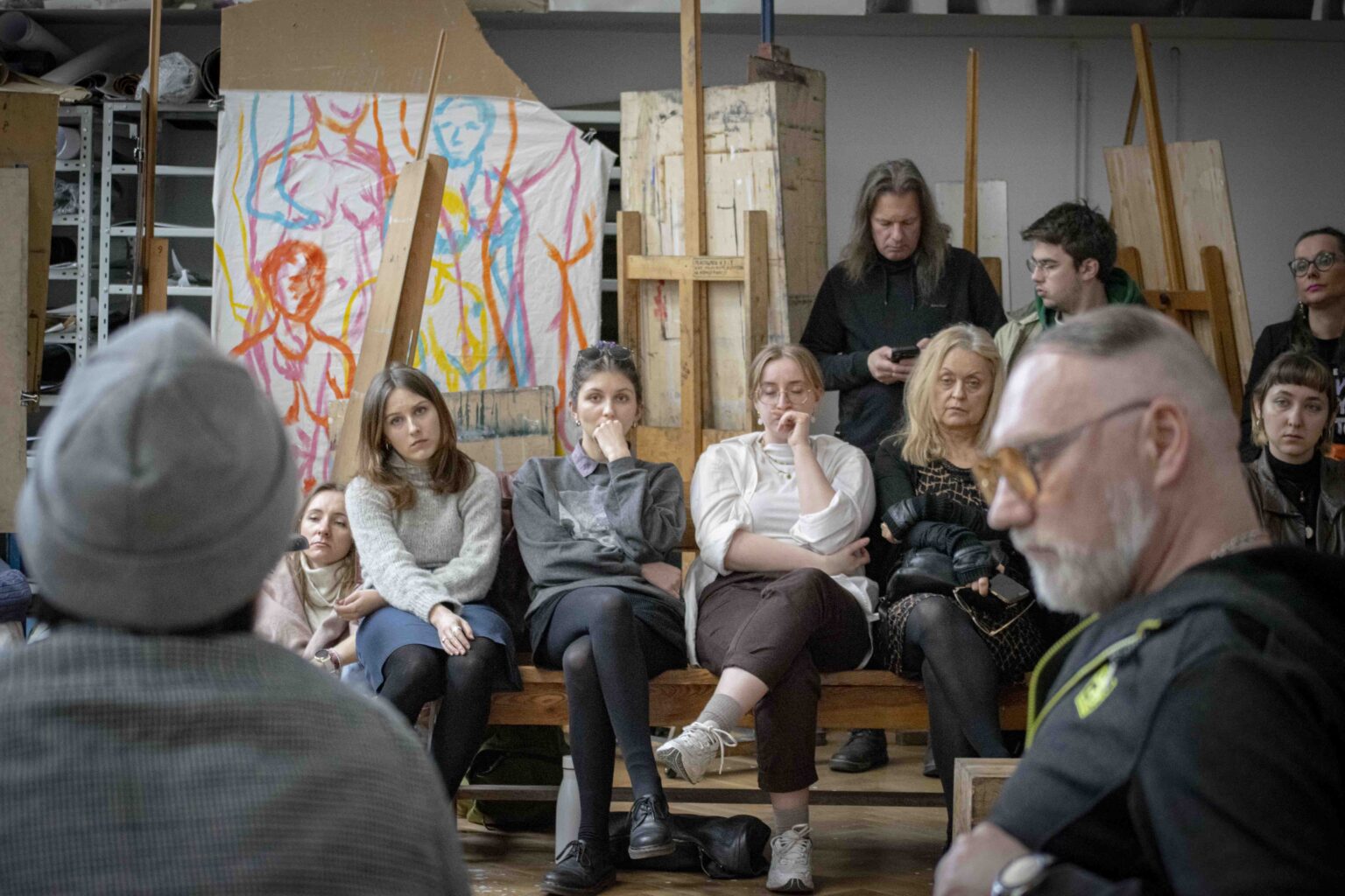 Obraz zawierający Ludzka twarz, osoba, ubrania, interakcja