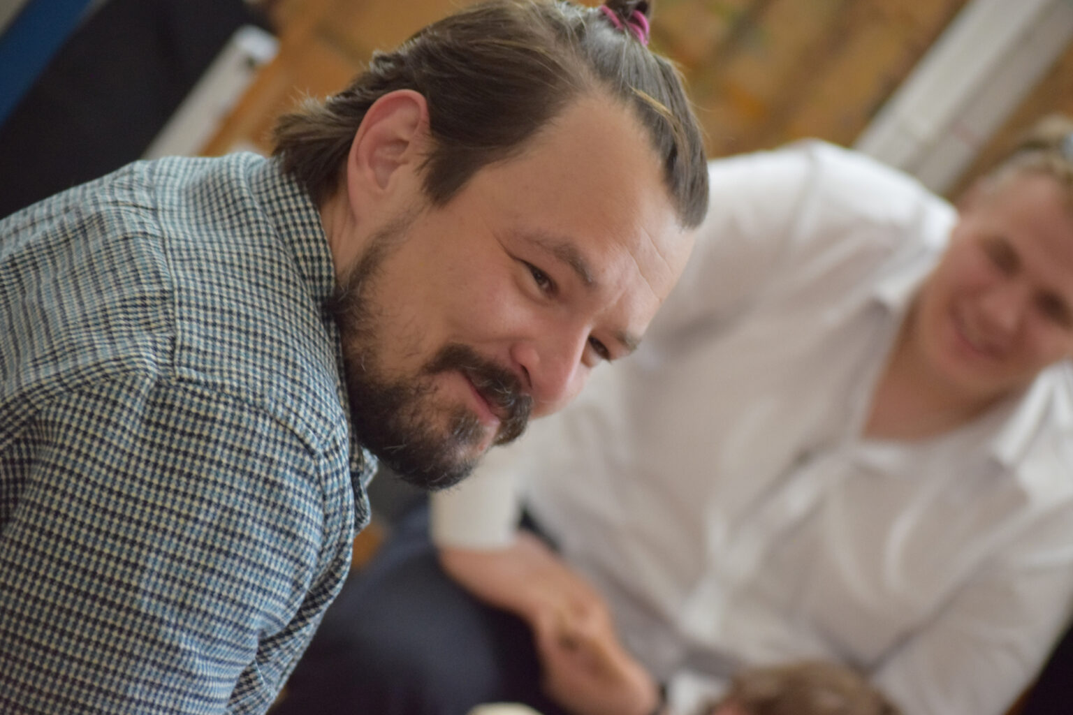 Obraz zawierający Ludzka twarz, osoba, ubrania, interakcja