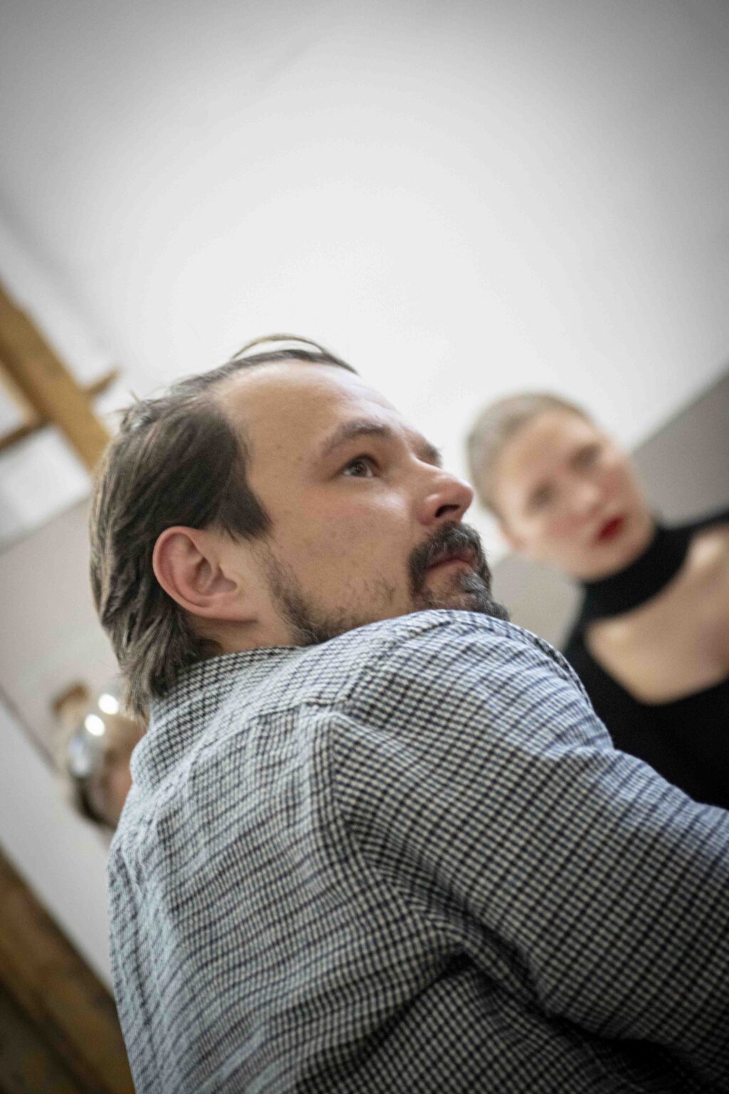 Obraz zawierający Ludzka twarz, osoba, ubrania, interakcja