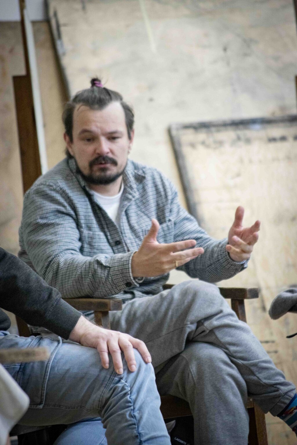 Obraz zawierający Ludzka twarz, osoba, ubrania, interakcja