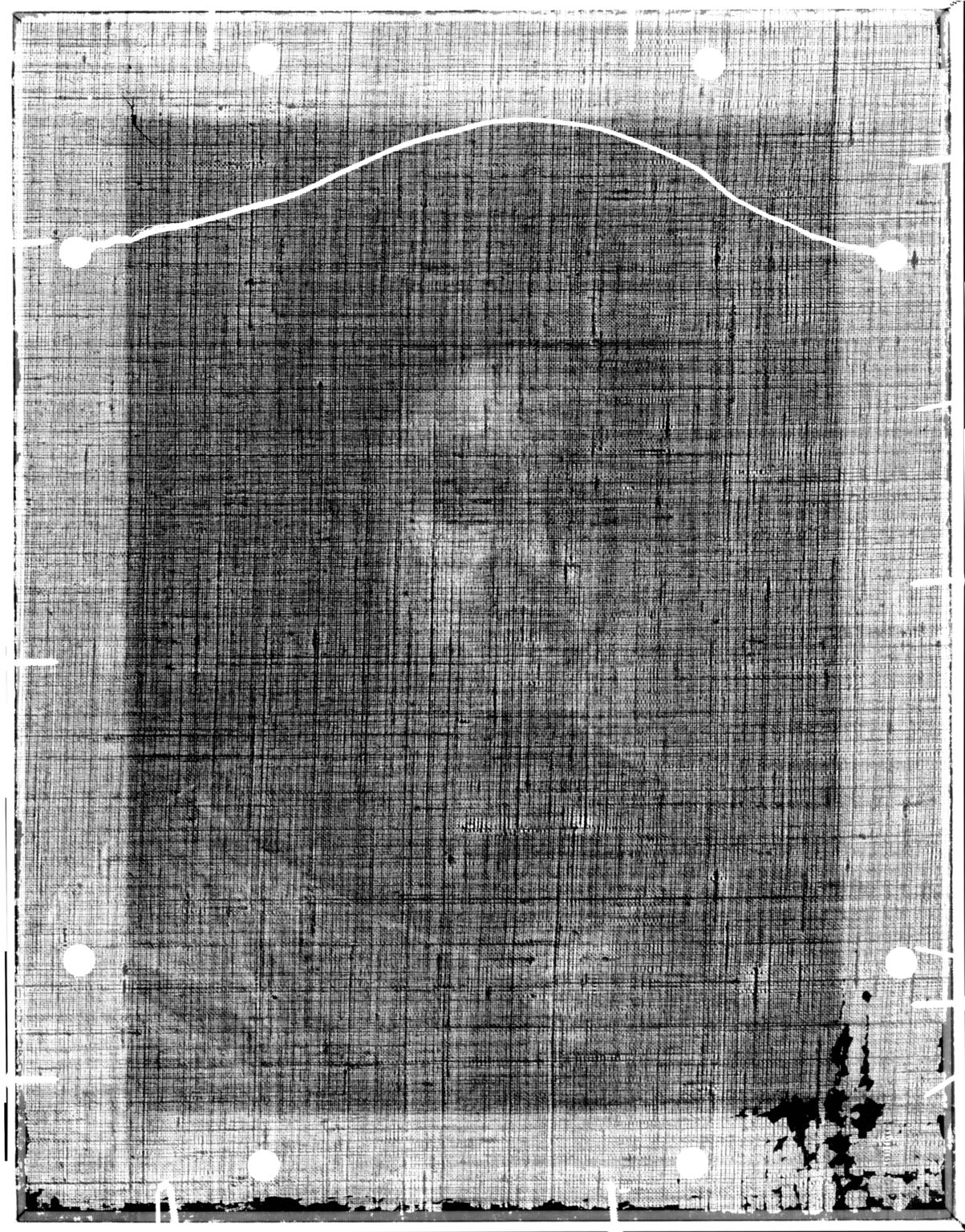 obraz przedstawiający kobietę w średnim wieku, o ciemnych włosach, ubraną w białą suknię. Rentgenogram w kolorach czerni i bieli