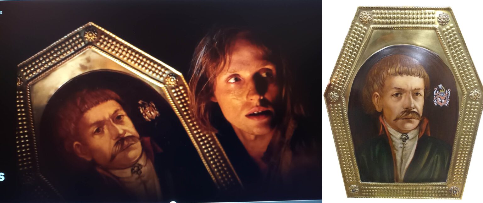 kadr z filmu z ujęciem ludzkiej twarzy i portretu mężczyzny z wąsem