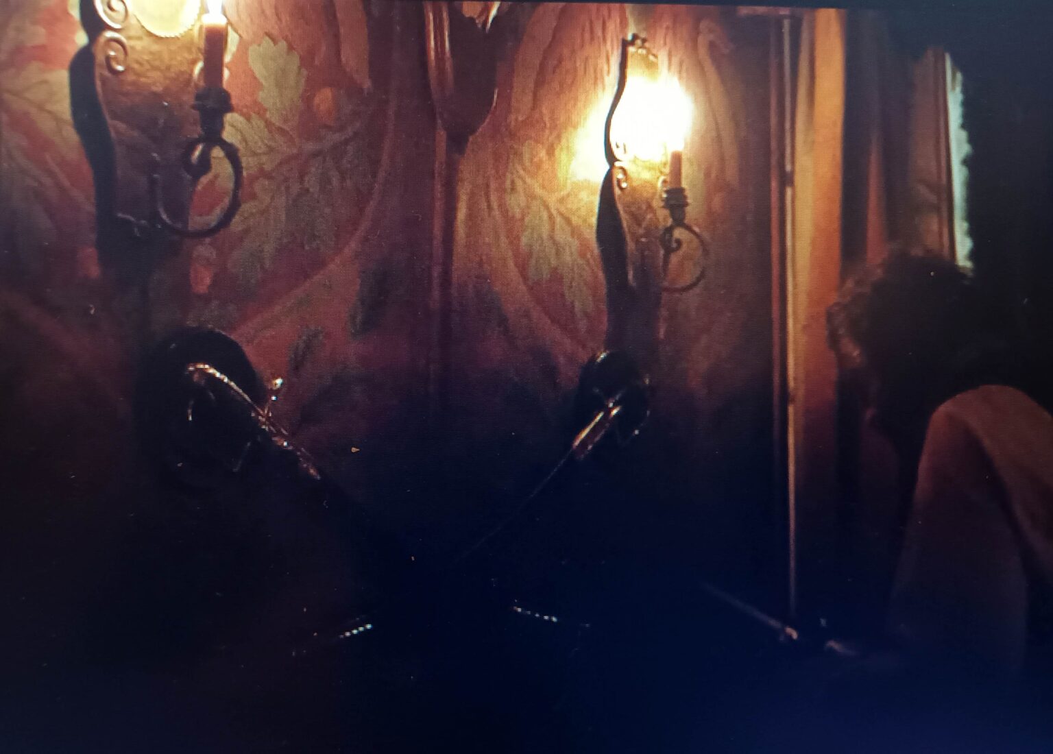 Obraz zawierający ciemność, świeca, światło