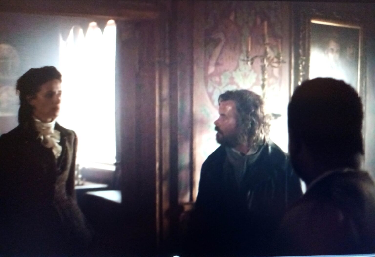 trzy postacie we wnętrzu