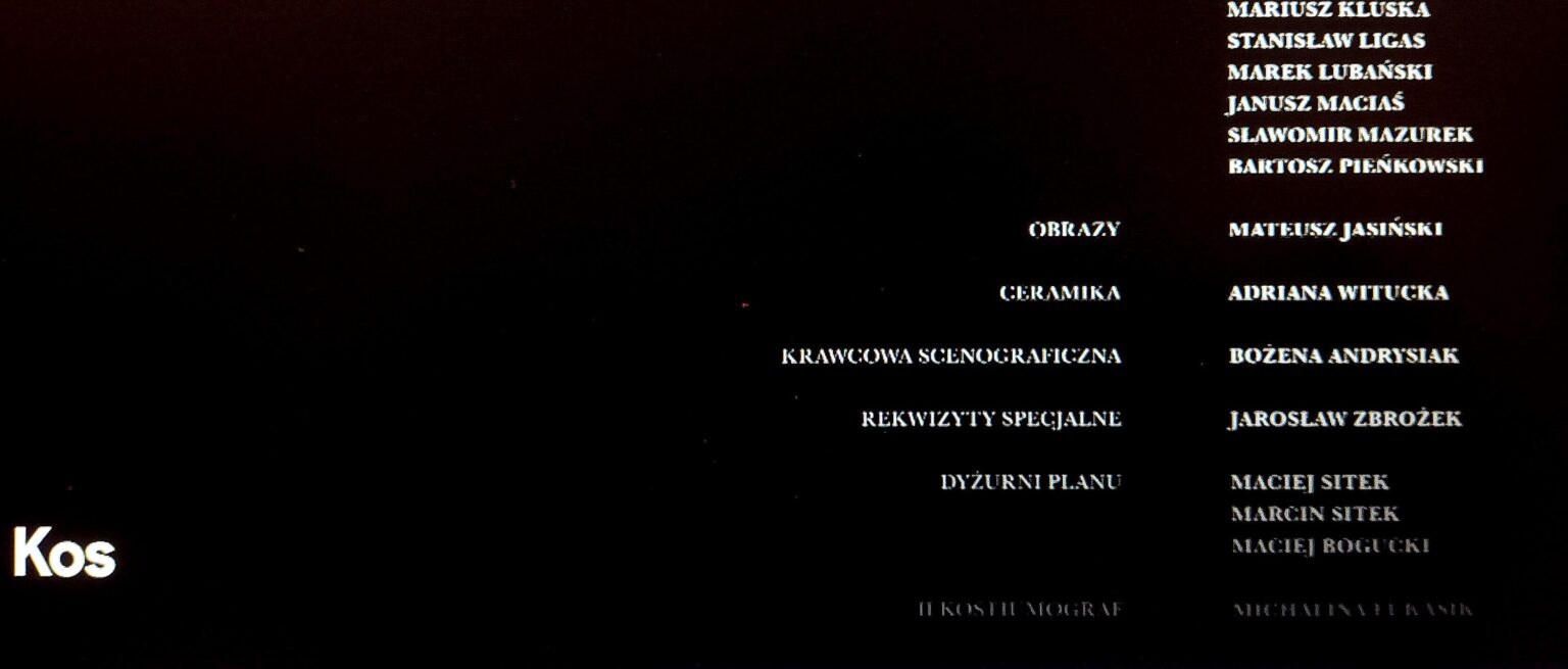 napisy końcowe filmu. Białe litery na czarnym tle