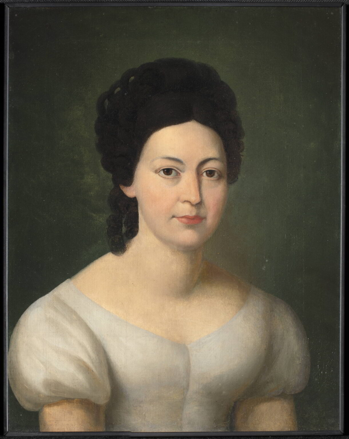 obraz przedstawiający kobietę w średnim wieku, o ciemnych włosach, ubraną w białą suknię