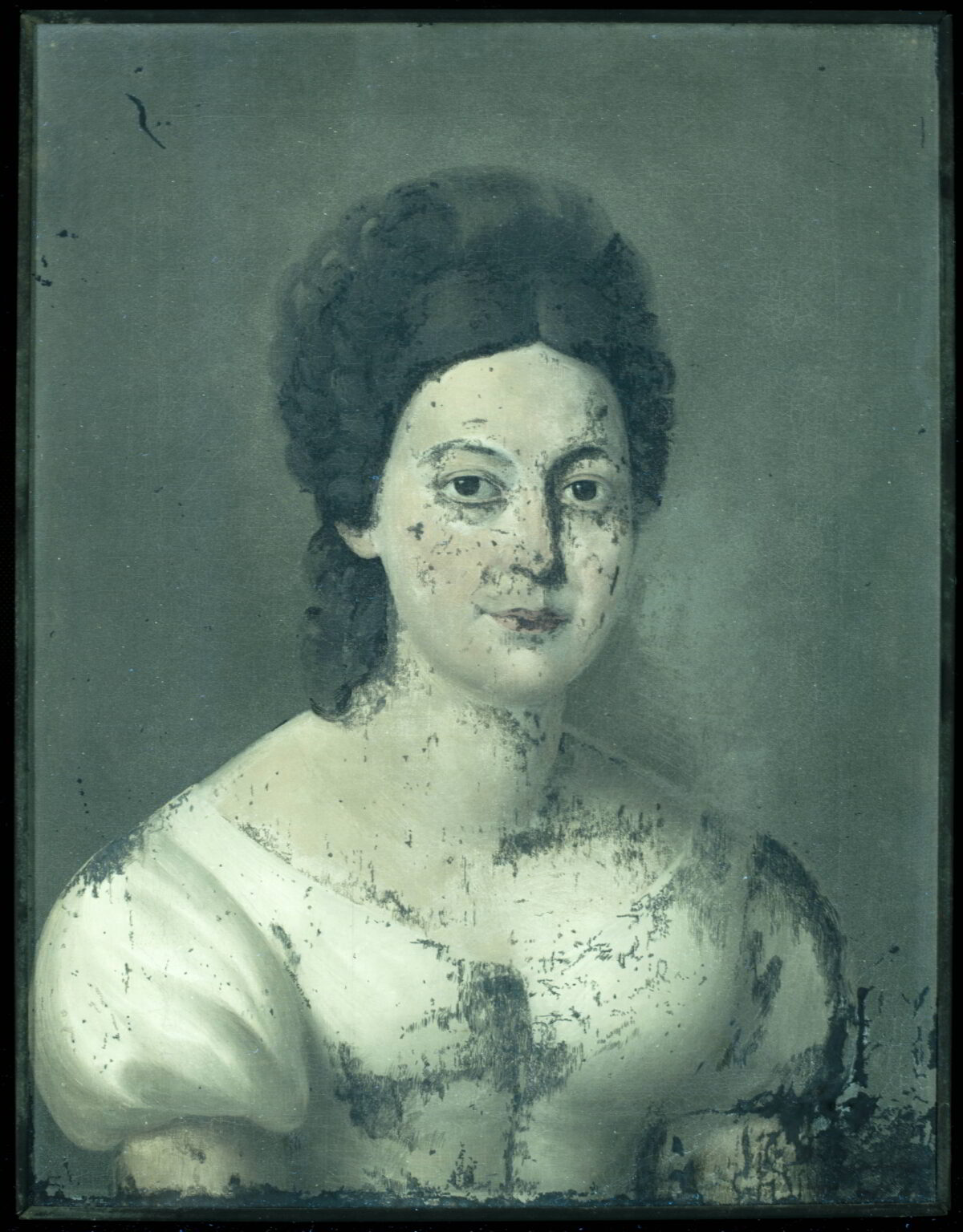 obraz przedstawiający kobietę w średnim wieku, o ciemnych włosach, ubraną w białą suknię. Zdjęcie w kolorach zielonych, ultrafioletowe