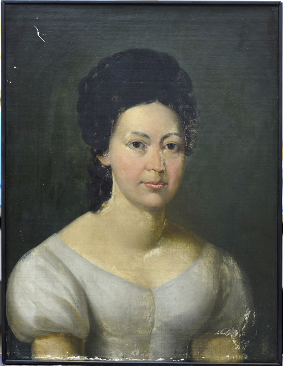 obraz przedstawiający kobietę w średnim wieku, o ciemnych włosach, ubraną w białą suknię. Zdjęcie pokazujące usunięcie retuszy