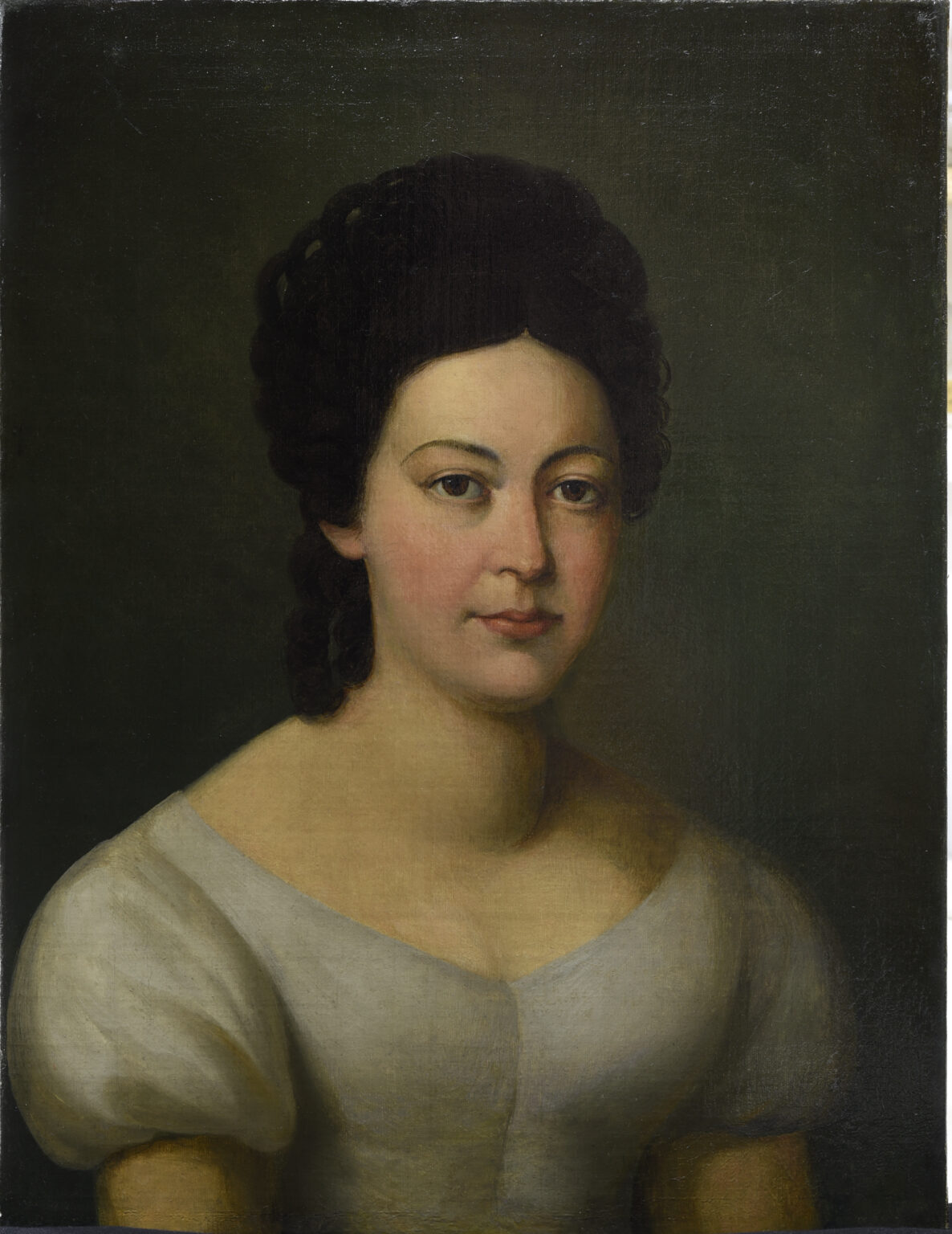 obraz przedstawiający kobietę w średnim wieku, o ciemnych włosach, ubraną w białą suknię