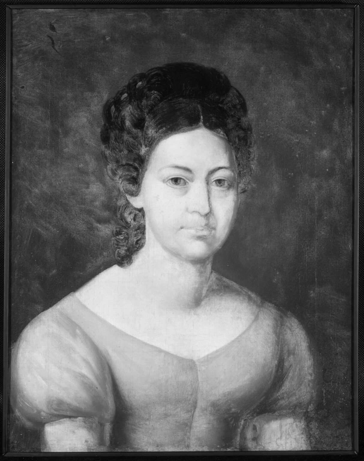 obraz przedstawiający kobietę w średnim wieku, o ciemnych włosach, ubraną w białą suknię. Zdjęcie w podczerwieni, czarnobiałe