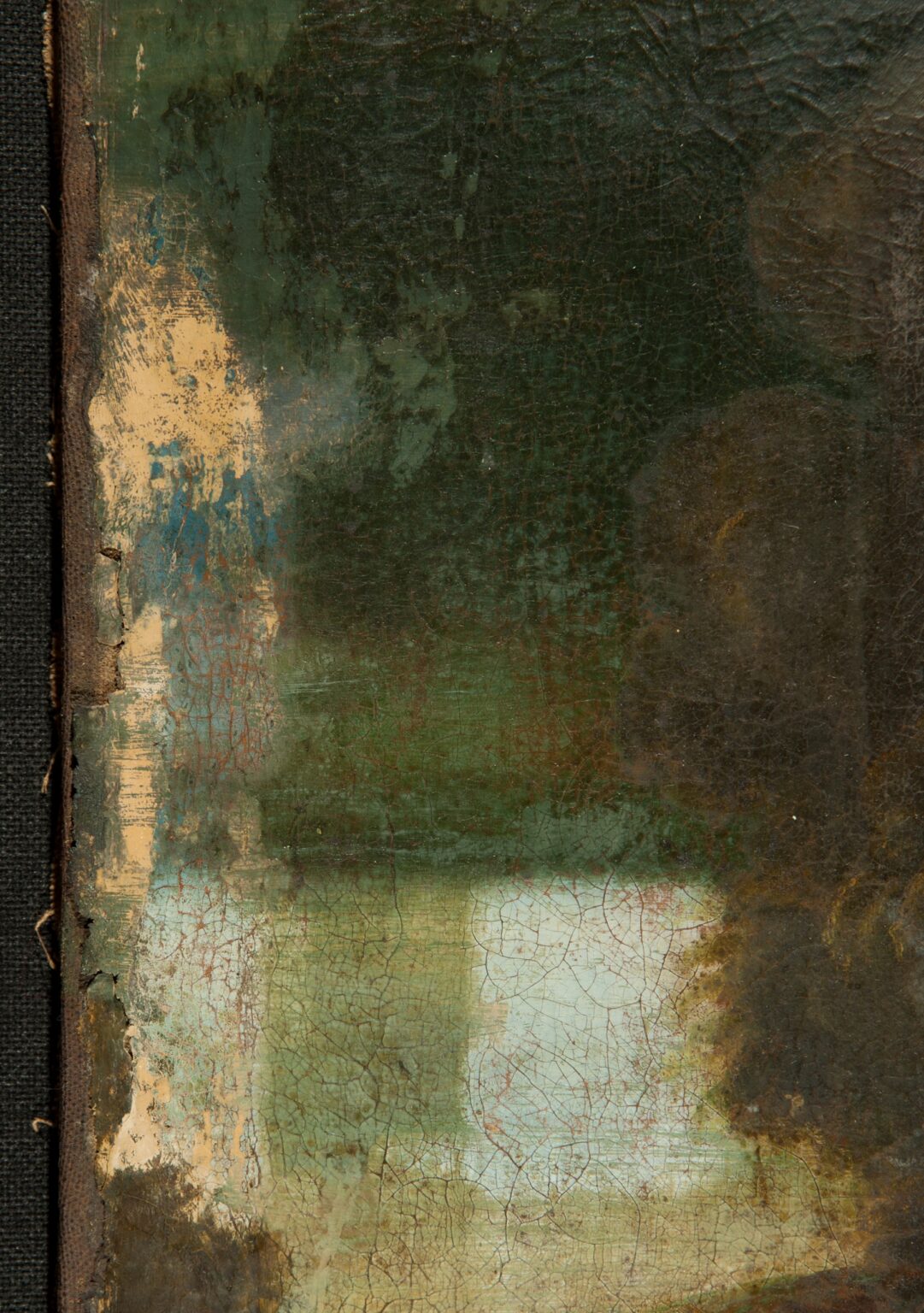 Lico podczas odsłaniania warstwy oryginalnej spod przemalowań – fragment błękitu nieba i partii wody. Przy lewej krawędzi widoczny szeroko założony kit.